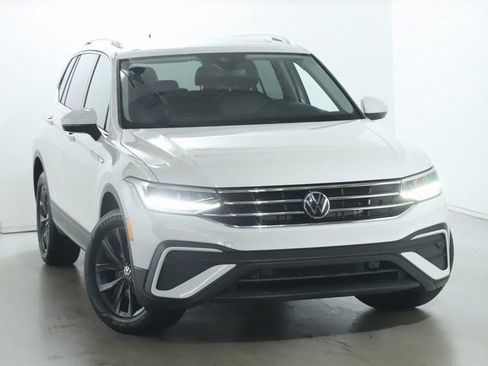 Used 2024 Volkswagen Tiguan SE FWD image 2
