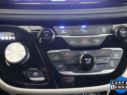 Used 2024 Chrysler Pacifica Select image 35