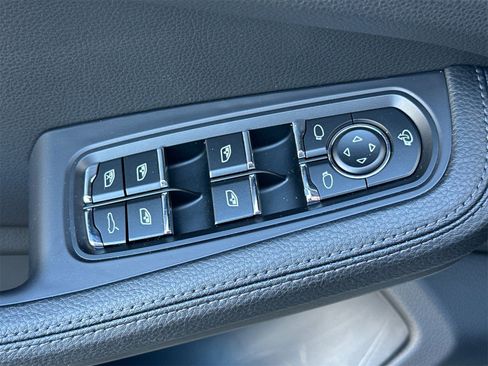 Used 2025 Porsche Macan image 13