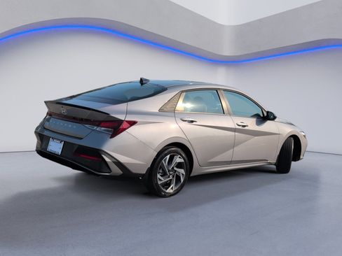 Used 2025 Hyundai Elantra Sport FWD image 4
