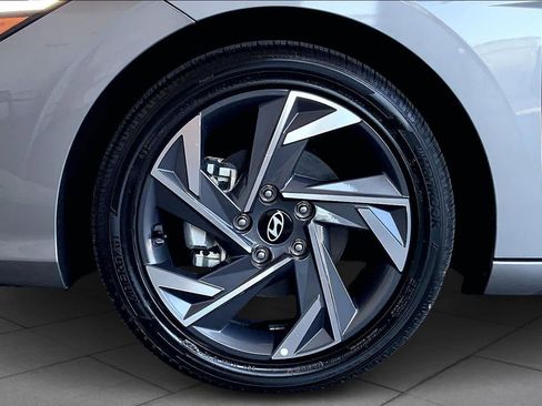 Used 2025 Hyundai Elantra SEL image 11