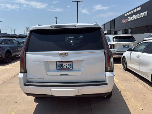 Used 2018 Cadillac Escalade Platinum AWD/4WD image 11