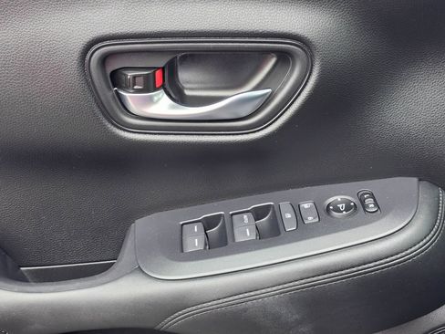 Used 2025 Honda HR-V LX image 9