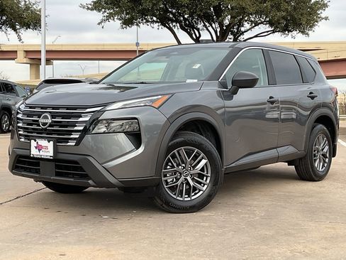 Used 2025 Nissan Rogue S image 2