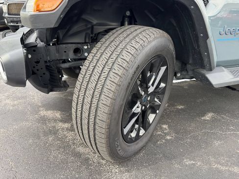 Used 2025 Jeep Wrangler Unlimited Sahara AWD/4WD image 25