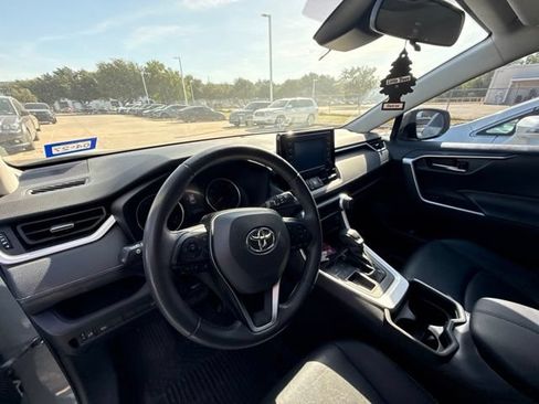 Used 2021 Toyota RAV4 XLE Premium FWD image 9