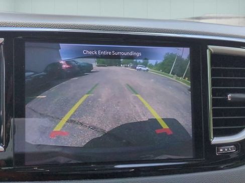 Used 2023 Chrysler Pacifica Touring-L FWD image 23