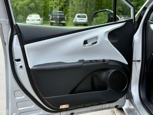 Used 2019 Toyota Prius LE FWD image 9
