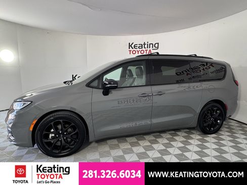 Used 2025 Chrysler Pacifica Limited FWD image 7