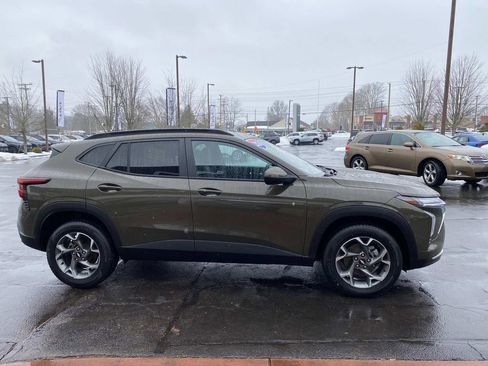 Used 2024 Chevrolet Trax LT w/ Sunroof Package image 8