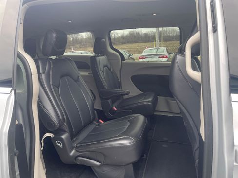 Used 2024 Chrysler Pacifica Touring-L image 11