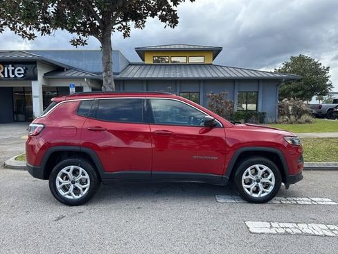 Used 2025 Jeep Compass Latitude image 8