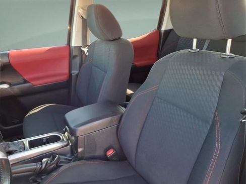 Used 2020 Toyota Tacoma SR5 AWD/4WD image 14