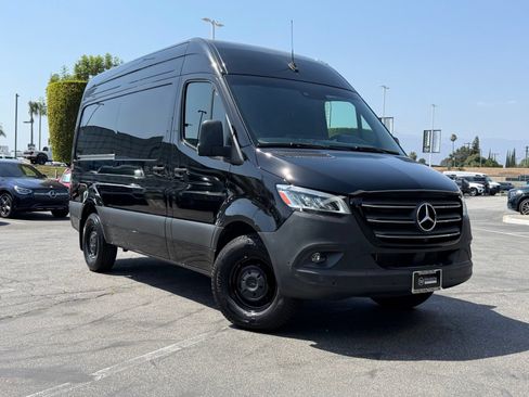 Used 2024 Mercedes-Benz Sprinter 2500 image 2