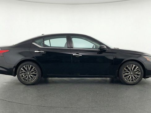 Used 2025 Nissan Altima 2.5 SV FWD image 11