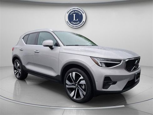 Certified 2025 Volvo XC40 B5 Plus image 1