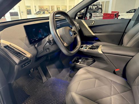 Used 2023 BMW iX xDrive50 w/ Sport Package image 9