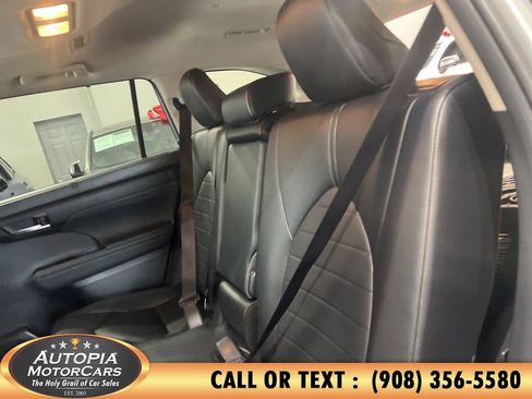 Used 2024 Toyota Highlander XLE AWD/4WD image 17