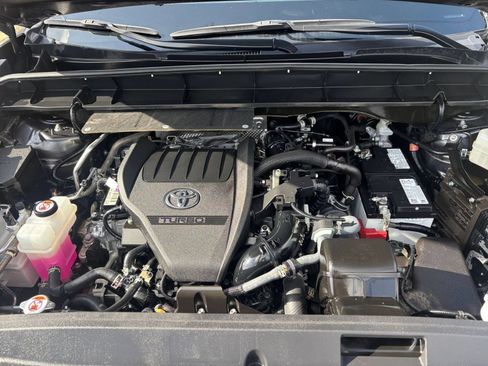 Used 2025 Toyota Highlander LE FWD image 34