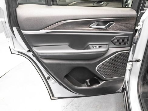 Used 2022 Jeep Grand Cherokee Limited image 33