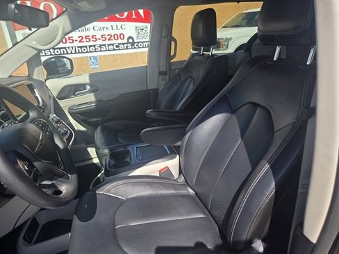 Used 2024 Chrysler Pacifica Touring-L FWD image 8