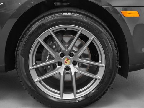 Certified 2025 Porsche Macan image 15