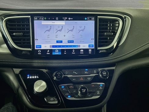 Used 2025 Chrysler Pacifica Limited FWD image 24
