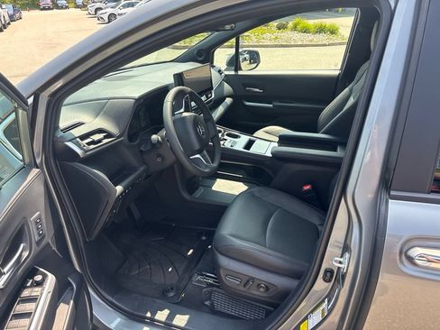 Used 2026 Toyota Sienna Platinum AWD/4WD image 8