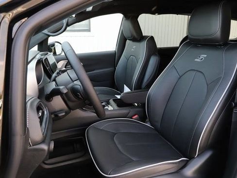 New 2026 Chrysler Pacifica Limited w/ S Appearance Package image 13