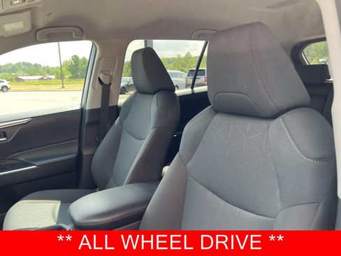 Used 2025 Toyota RAV4 XLE AWD/4WD image 2