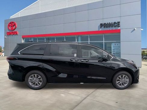 New 2026 Toyota Sienna XLE FWD image 3