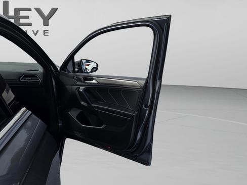 Used 2022 Volkswagen Tiguan SEL R-Line image 28