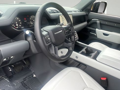 Used 2025 Land Rover Defender 130 X-Dynamic SE AWD/4WD image 4