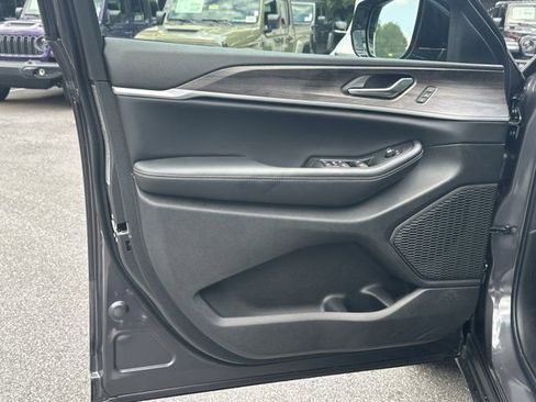 New 2026 Jeep Grand Cherokee Limited RWD image 10