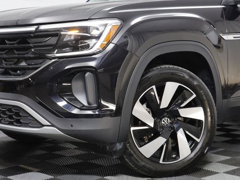 Used 2025 Volkswagen Atlas Cross Sport SE image 3