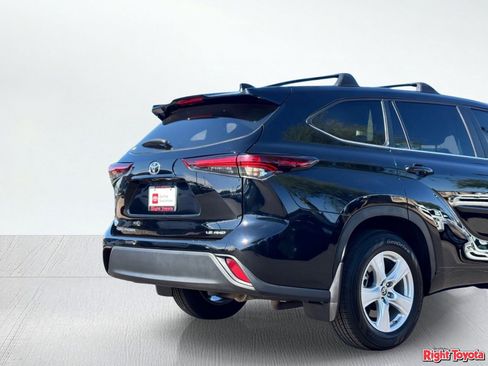 Certified 2024 Toyota Highlander LE AWD/4WD image 11