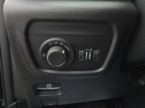 Used 2023 Jeep Grand Cherokee Altitude AWD/4WD image 16