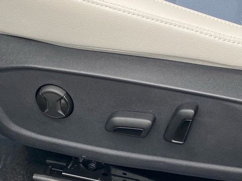 Certified 2025 Volkswagen Jetta SE image 12