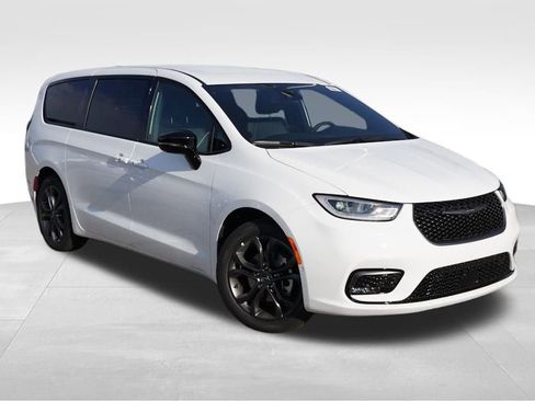New 2026 Chrysler Pacifica Select image 1