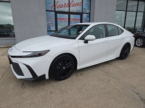 Used 2025 Toyota Camry SE FWD image 3