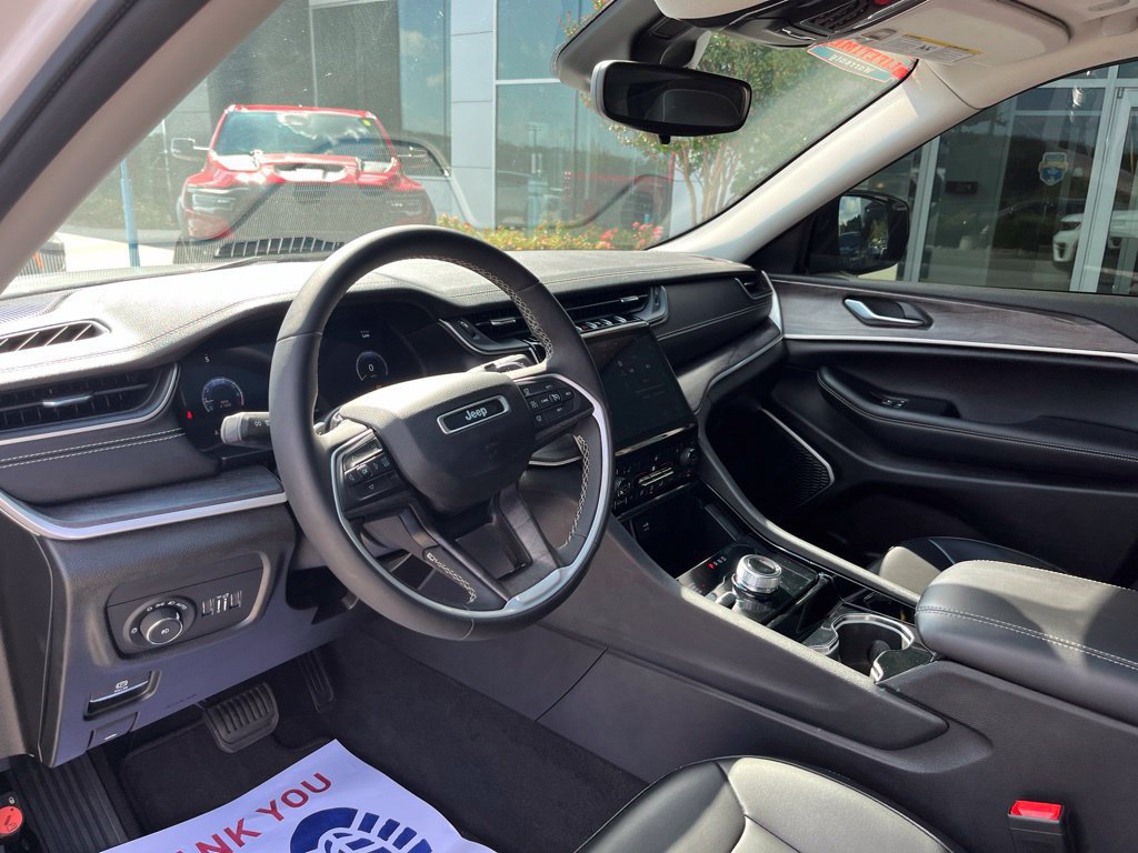 Used 2023 Jeep Grand Cherokee Limited AWD/4WD image 6