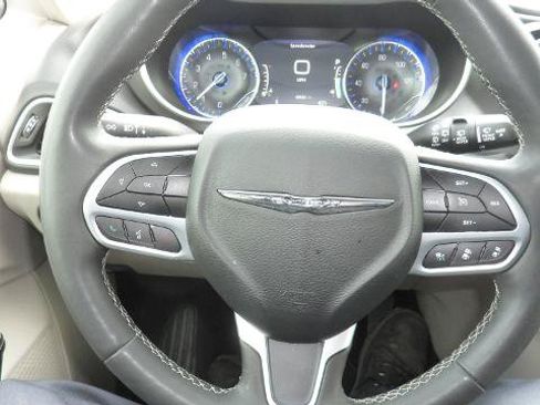 Used 2024 Chrysler Pacifica Touring-L FWD image 6