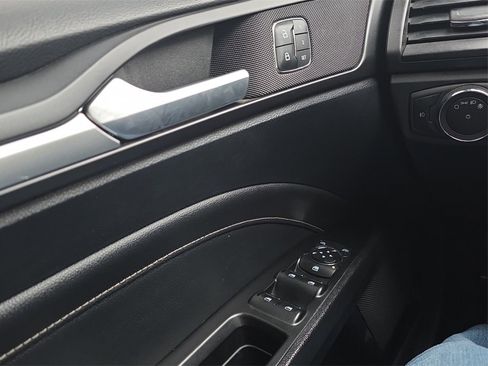 Used 2020 Ford Fusion Titanium image 9