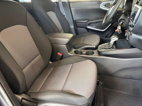 Used 2025 Kia Soul LX w/ LX Technology Package FWD image 33
