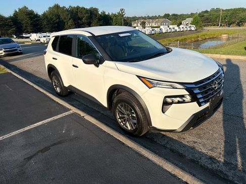Used 2024 Nissan Rogue S FWD image 2