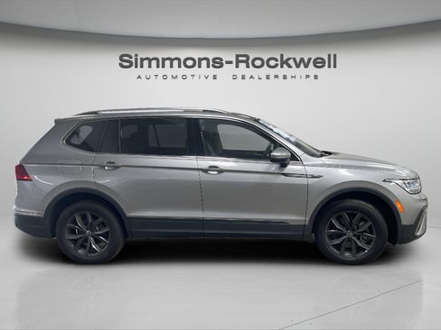 Used 2023 Volkswagen Tiguan SE w/ Panoramic Sunroof Package AWD/4WD image 6