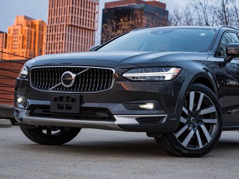 Used 2021 Volvo V90 T6 Cross Country w/ Climate Package image 2