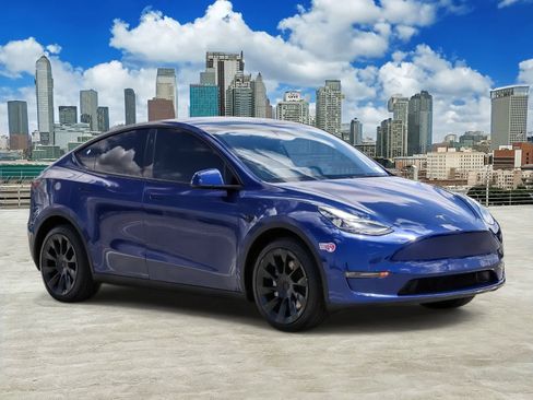 Used 2024 Tesla Model Y Long Range AWD/4WD image 3