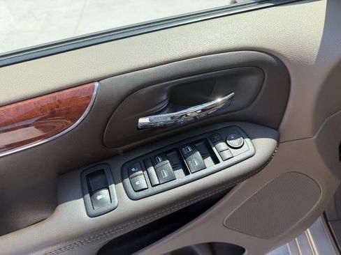 Used 2012 Chrysler Town & Country Touring-L w/ Entertainment Group #2 FWD image 27