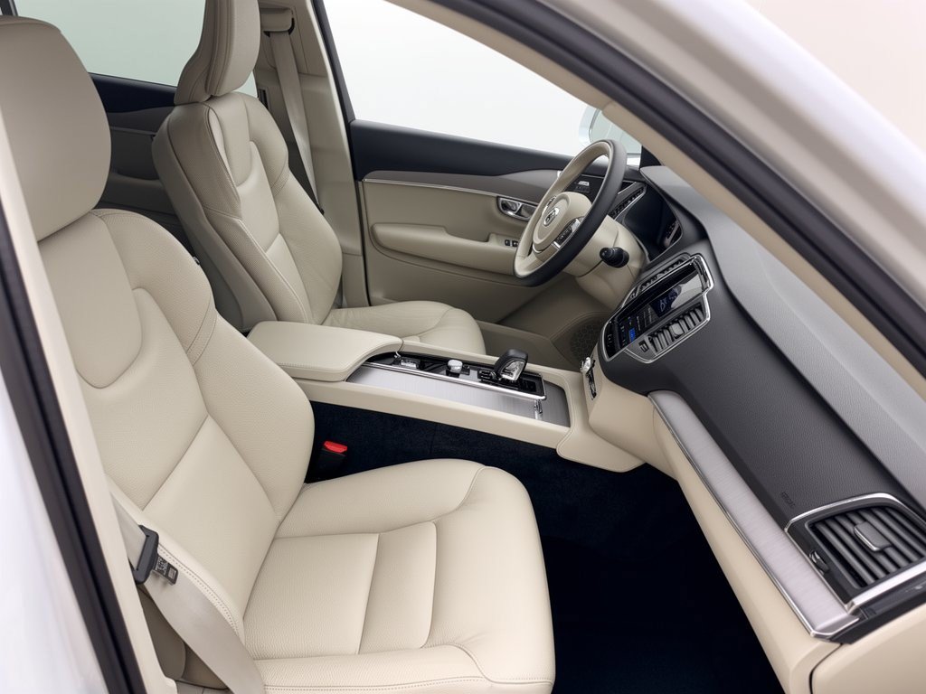 Certified 2025 Volvo XC90 B5 Core w/ Protection Package Premier AWD/4WD image 30